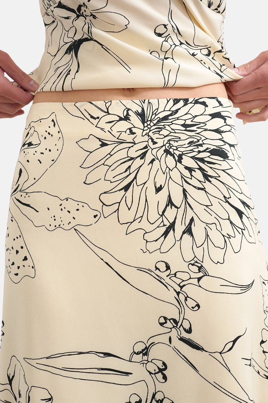 Ecru lange rok van TOPSHOP, met een zwart bloemmotief.