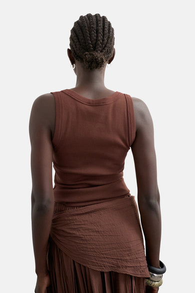 Bruine tanktop van TOPSHOP, met een geribbelde textuur en ronde halslijn, gezien van achteren.