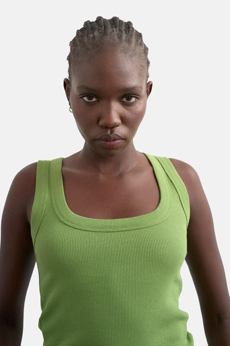 Débardeur vert TOPSHOP, avec une texture côtelée et un décolleté carré.
