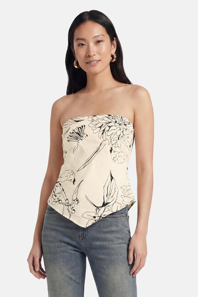 Ecru strapless blouse van TOPSHOP met zwarte florale print, gedragen met jeans.