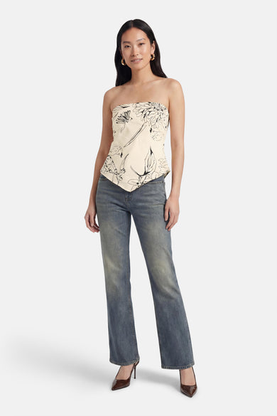 Blouse écru sans manches de TOPSHOP, avec un imprimé floral et associée à une longue jupe et des sandales noires.