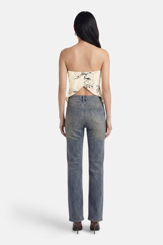 Ecru strapless blouse van TOPSHOP met zwarte bloemenprint en een open rug, gedragen met jeans.