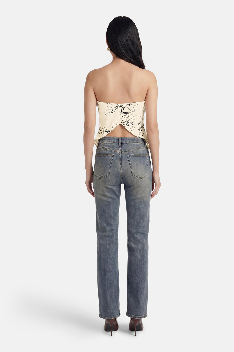 Ecru strapless blouse van TOPSHOP met zwarte bloemenprint en een open rug, gedragen met jeans.