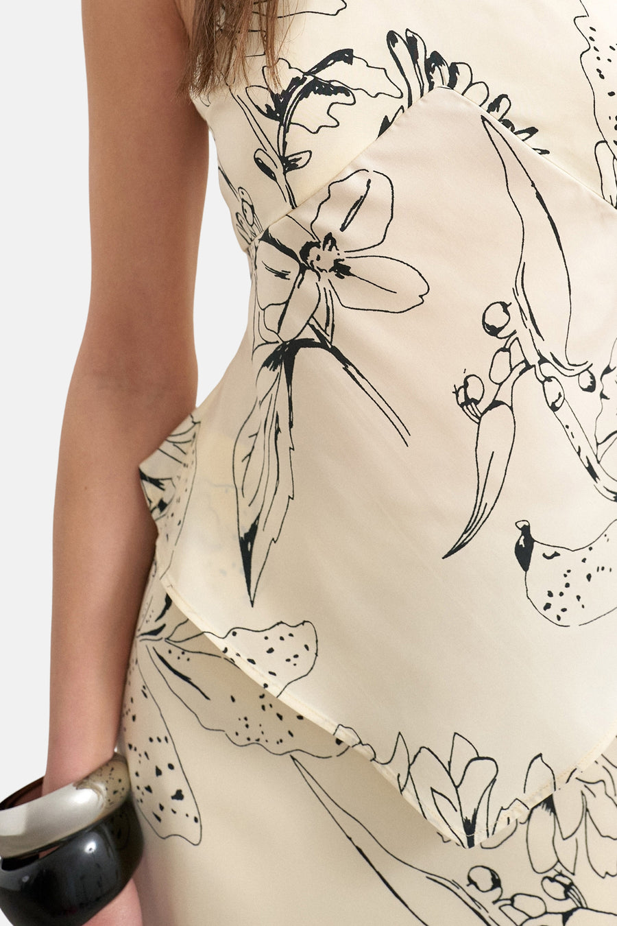 Blouse sans manches écru de TOPSHOP, avec un imprimé floral noir et un design à plusieurs niveaux.