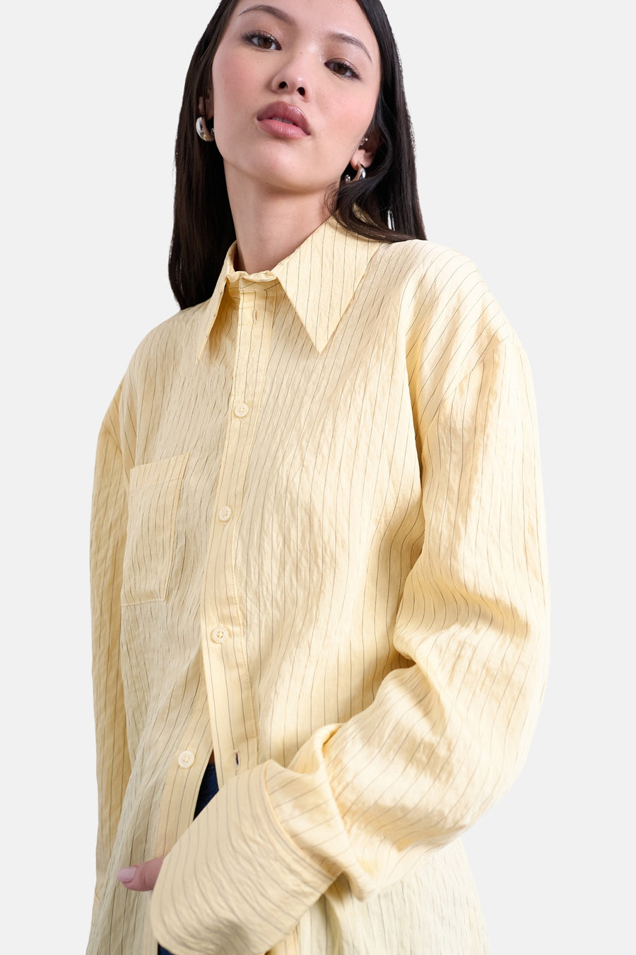 Chemise jaune à manches longues TOPSHOP, avec des rayures verticales et une poche poitrine.