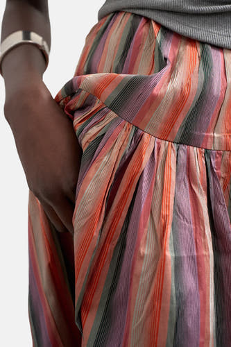 Multikleurige rok van TOPSHOP, met een gestreept patroon en een hand in de zak.
