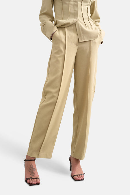 Pantalon beige de TOPSHOP, avec des plis sur le devant et des poches italiennes.