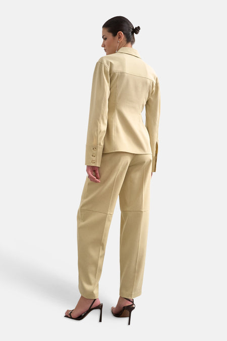 Pantalon beige de TOPSHOP, vu de dos, avec jambes longues et tissu uni.