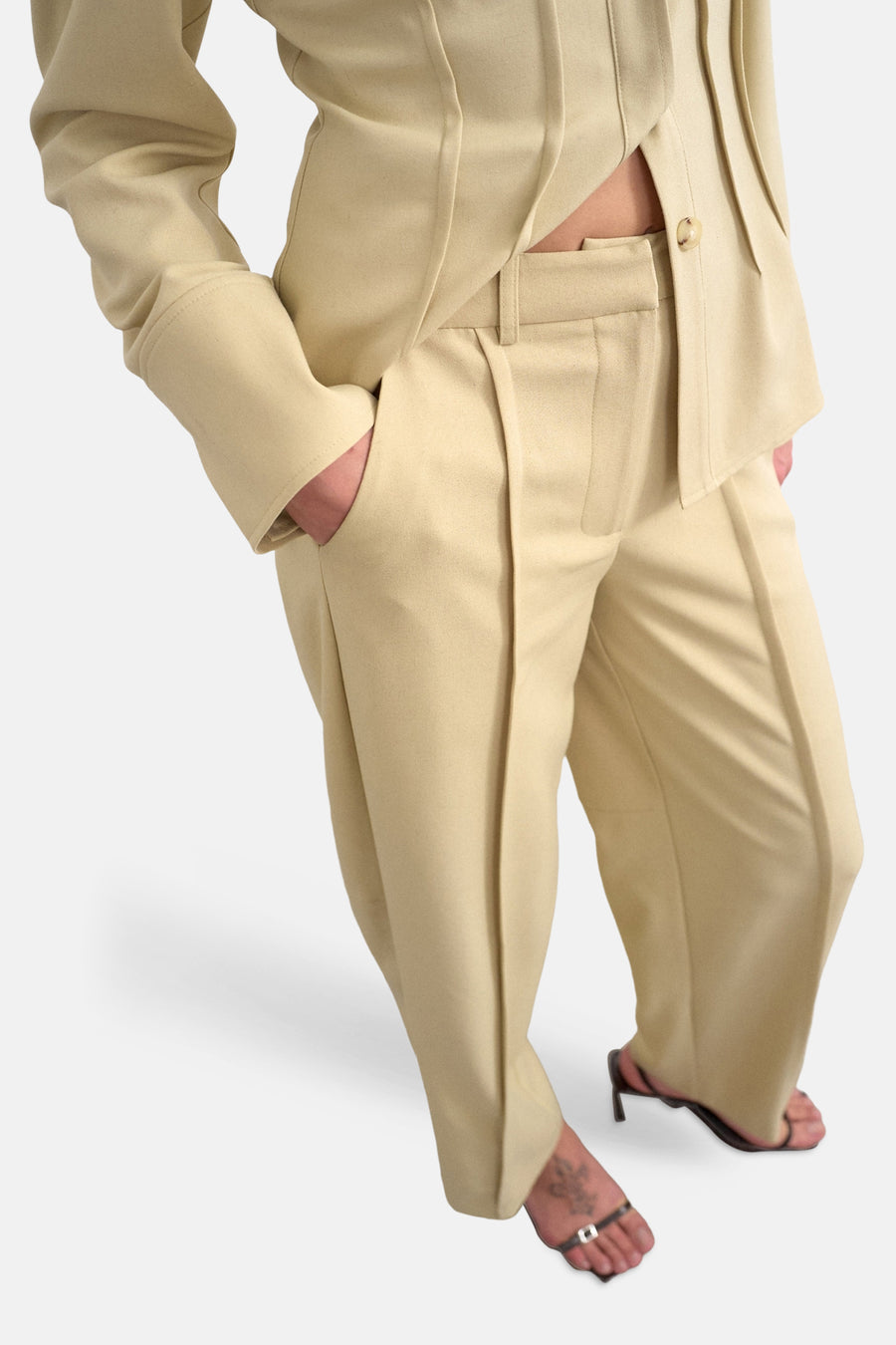 Beige broek van TOPSHOP, met plooien aan de voorkant en steekzakken.
