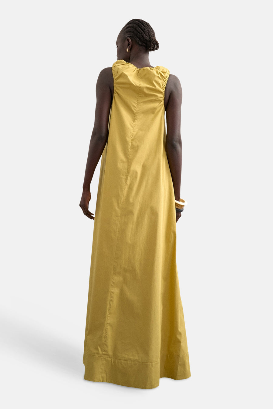 Gele kleedje zonder mouwen van TOPSHOP, met een lange, vloeiende rok en een minimalistisch ontwerp.