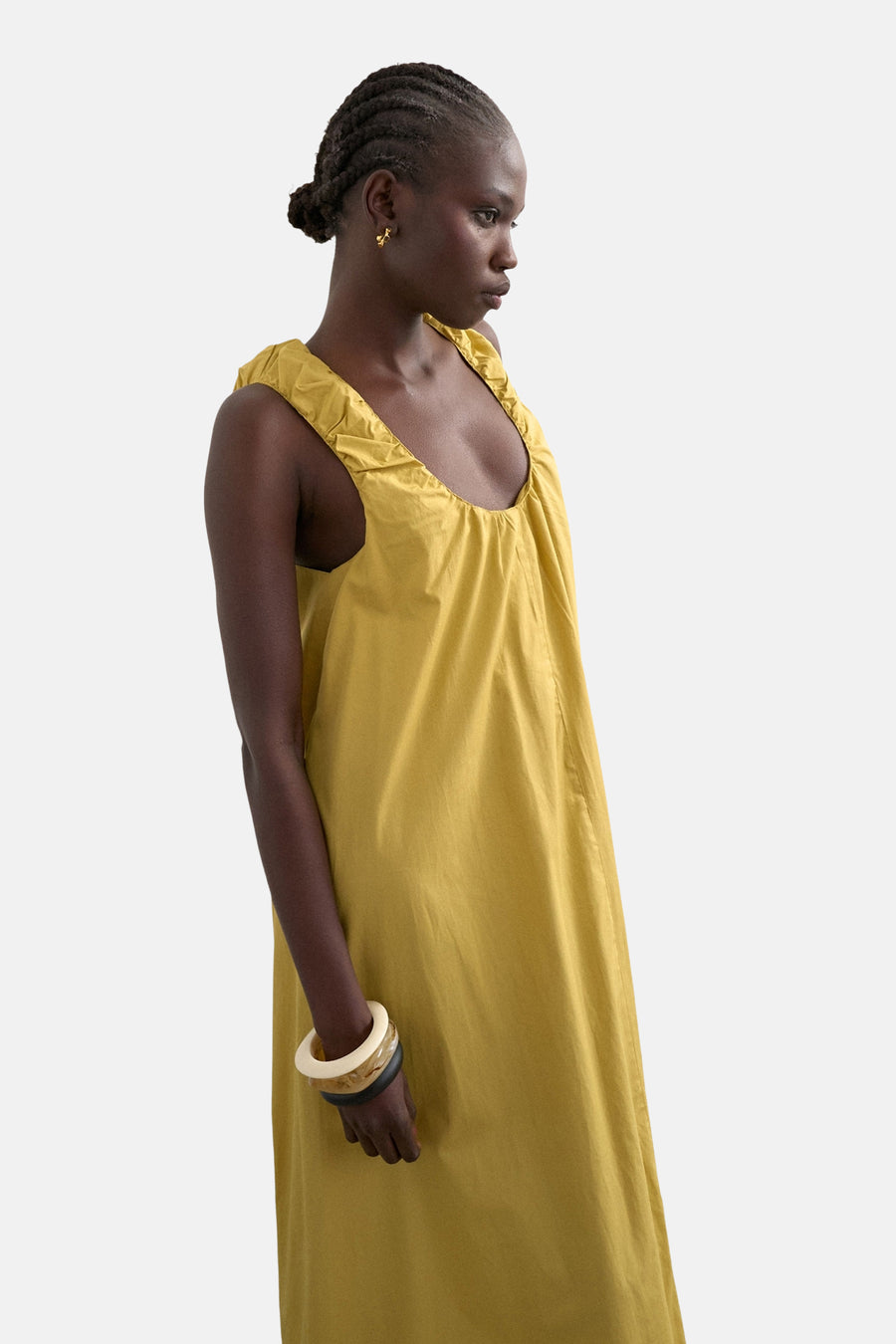 Gele jurk zonder mouwen van TOPSHOP, met een losse pasvorm en zichtbare armbanden.