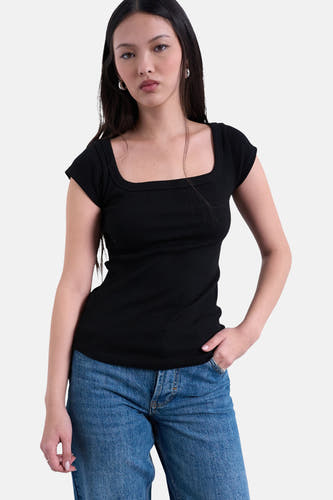 Zwart T-shirt met korte mouwen van TOPSHOP, met een vierkante halslijn, gedragen met een blauwe jeans.
