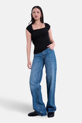 Zwart T-shirt met korte mouwen van TOPSHOP, met een vierkante halslijn, gecombineerd met wijde blauwe jeans en zwarte schoenen.
