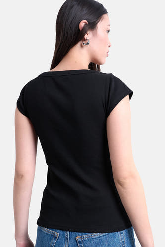 Zwart T-shirt met korte mouwen van TOPSHOP, gezien van achteren, met een geribbelde textuur en gedragen met een jeans.
