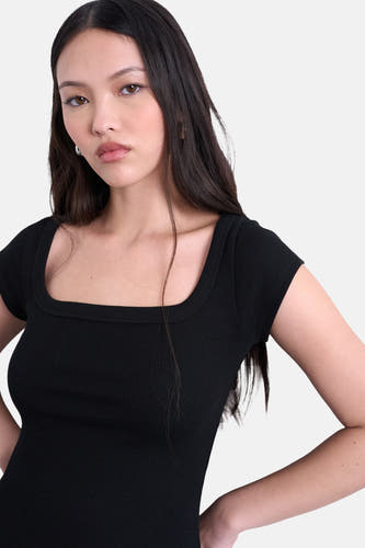 Zwart T-shirt met korte mouwen van TOPSHOP, met een ribbeltextuur en een vierkante halslijn.
