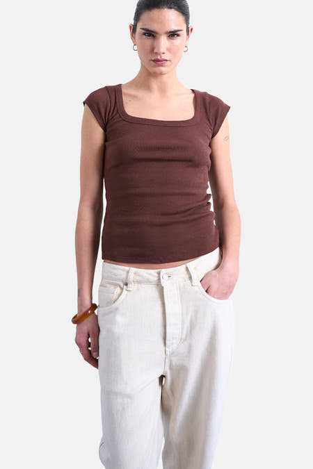 Bruin T-shirt met korte mouwen van TOPSHOP, met een vierkante halslijn en een geribbelde textuur.