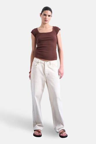 T-shirt marron à manches courtes de TOPSHOP, avec un décolleté carré et une texture côtelée.