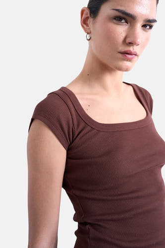 T-shirt marron à manches courtes en maille côtelée avec encolure carrée de TOPSHOP.