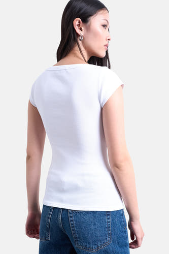 Wit T-shirt met korte mouwen van TOPSHOP, geribbeld en gecombineerd met een blauwe jeans.