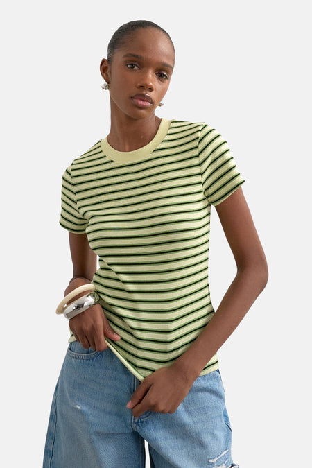 T-shirt à rayures vertes de TOPSHOP, à manches courtes, combiné avec un short en jean et un bracelet blanc.