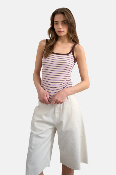 Débardeur multicolore à rayures horizontales de TOPSHOP, porté avec un pantalon blanc, dos visible.