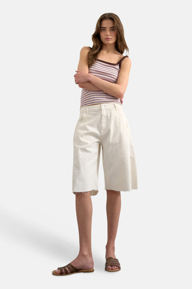 Débardeur multicolore de TOPSHOP, à rayures horizontales et porté avec un short blanc et des sandales marron.