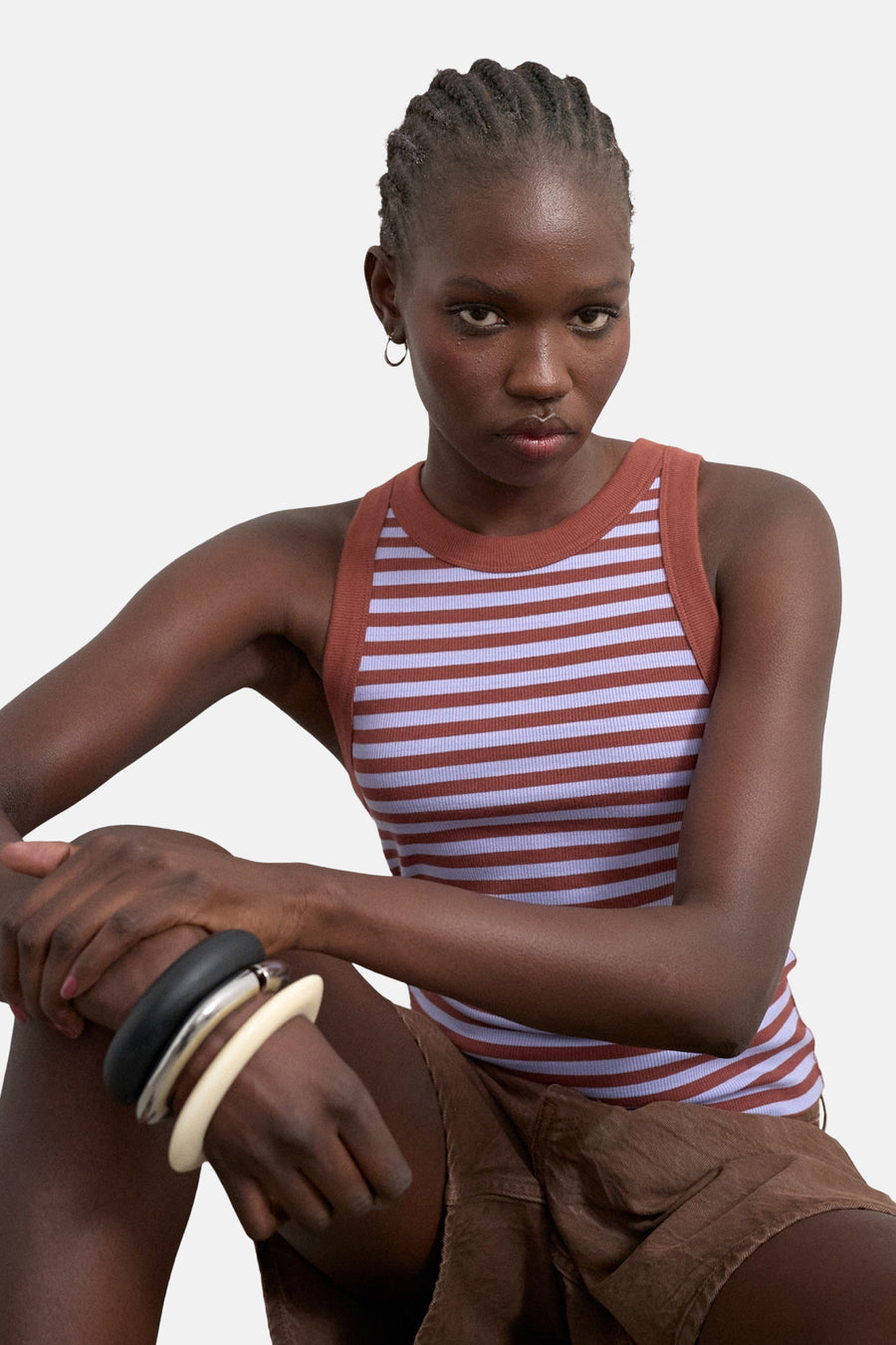 Multikleurige singlet van Topshop met horizontale strepen en sieraden om de pols.