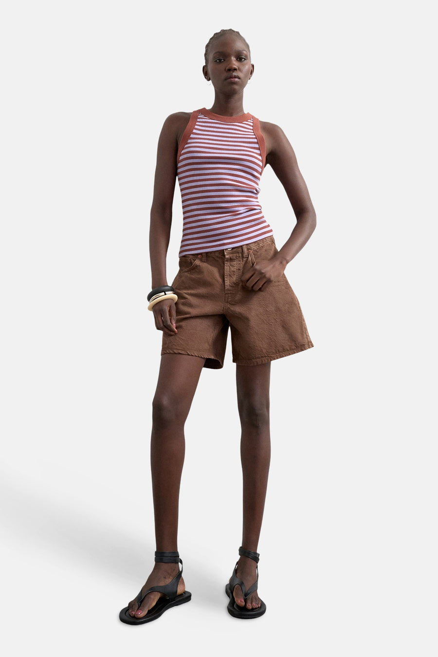 Multicolor singlet van TOPSHOP, met horizontale strepen en gedragen met bruine shorts en zwarte sandalen.