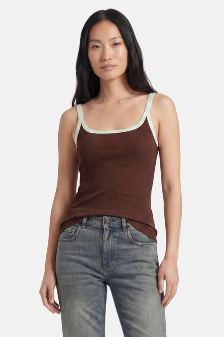 Bruine geribbelde singlet van TOPSHOP met lichtgroene biezen, aansluitend model, gedragen met spijkerbroek.