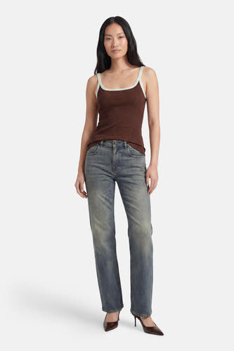 Bruine geribbelde singlet van TOPSHOP met lichtgroene en witte bies, gedragen met jeans en bruine hakken.