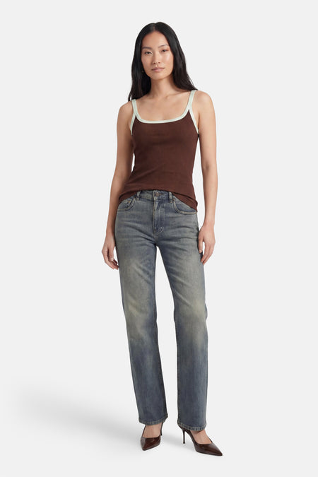 Débardeur côtelé marron de TOPSHOP avec passepoil vert clair et blanc, porté avec un jean et des talons marron.
