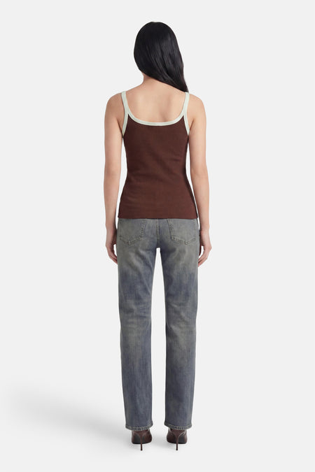 Bruine geribbelde singlet van TOPSHOP met lichtgroene boorden, gedragen met een spijkerbroek, achterkant.