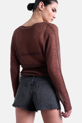 Zwarte denim short van TOPSHOP, met gerafelde zoom en achterzakken, gezien van achteren.