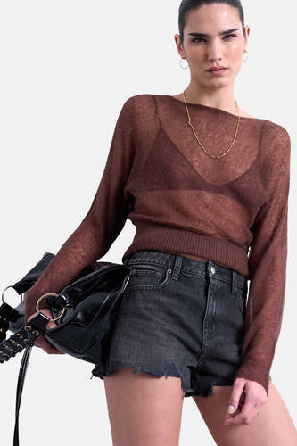 Zwarte denim short van TOPSHOP, met gerafelde randen, gecombineerd met een bruine top en zwarte tas.