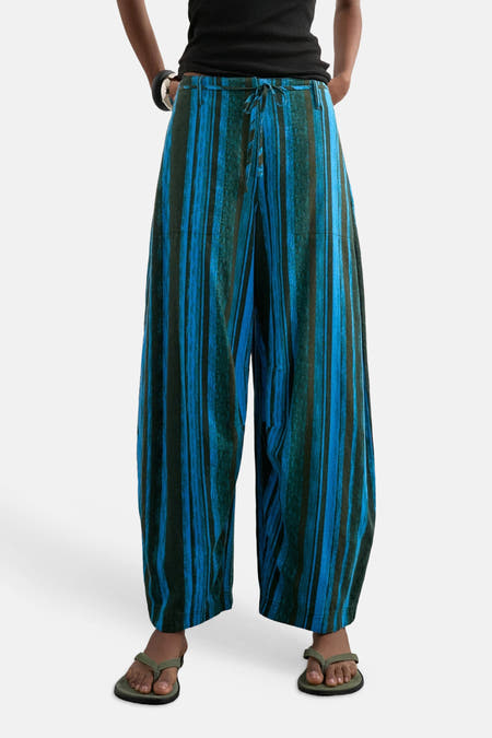 Blauwe gestreepte broek van TOPSHOP met wijde pijpen, trekkoord en donkergroene strepen, gedragen met groene slippers.