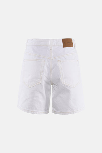 Witte jeansshort van TOPSHOP, achterzijde, met zichtbare contraststiksels, opgestikte achterzakken en een bruin label.