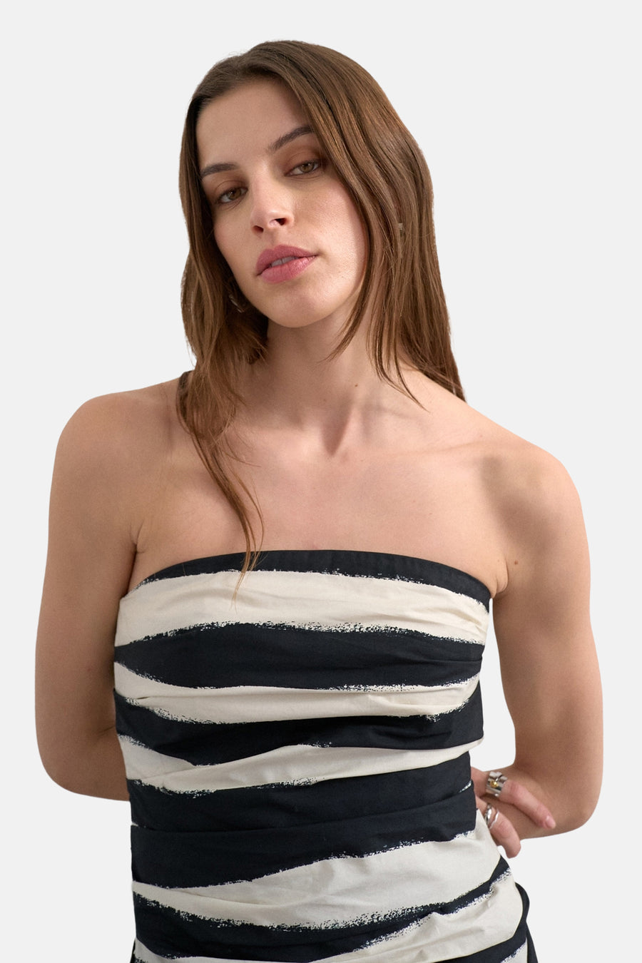 Zwart-wit gestreept strapless kleedje van TOPSHOP met onregelmatige strepen en een gedrapeerd design.