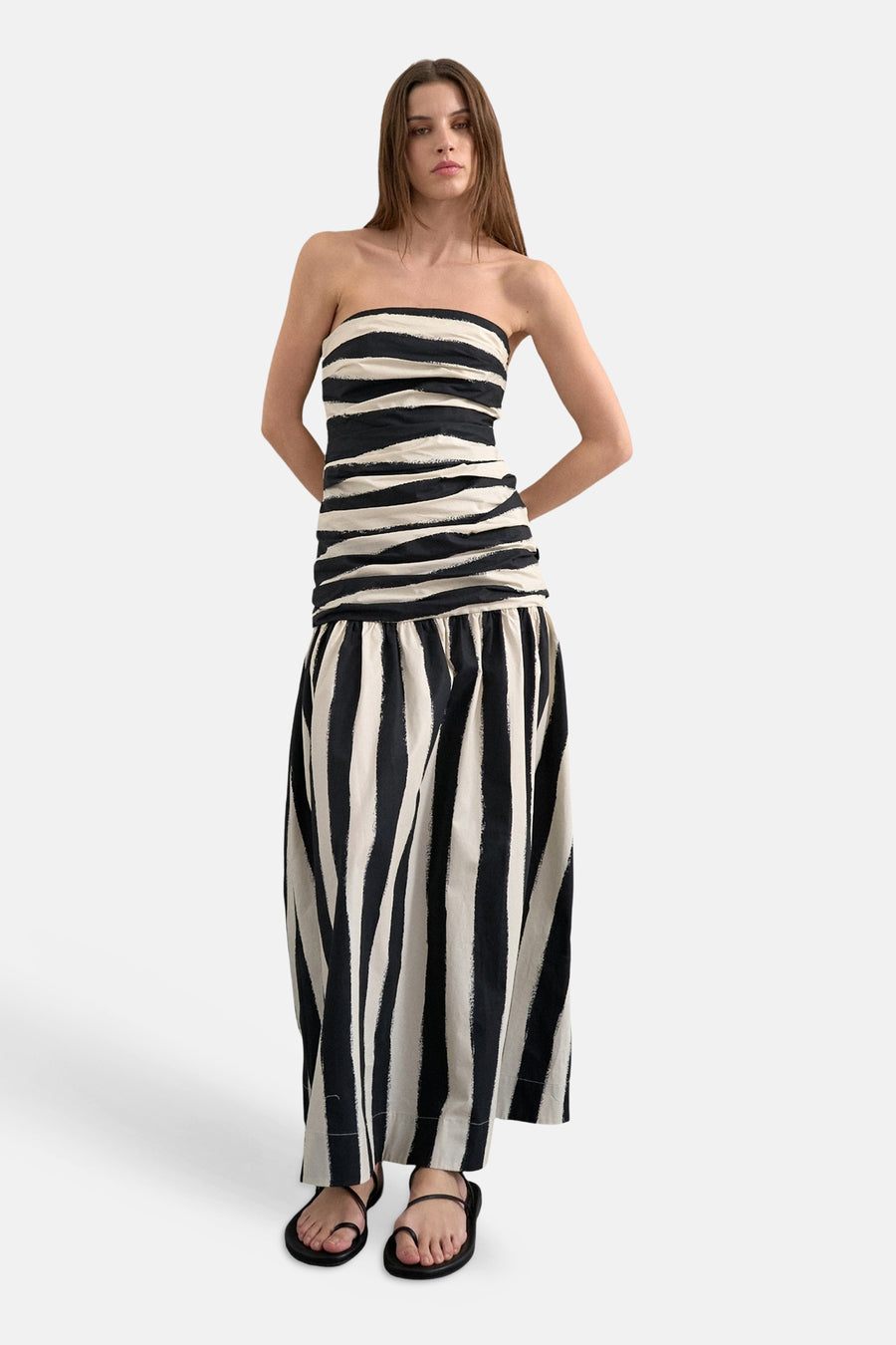 Zwart-wit gestreepte maxi strapless jurk van TOPSHOP met horizontale ruches bovenaan en verticale strepen onderaan, gedragen door een model.