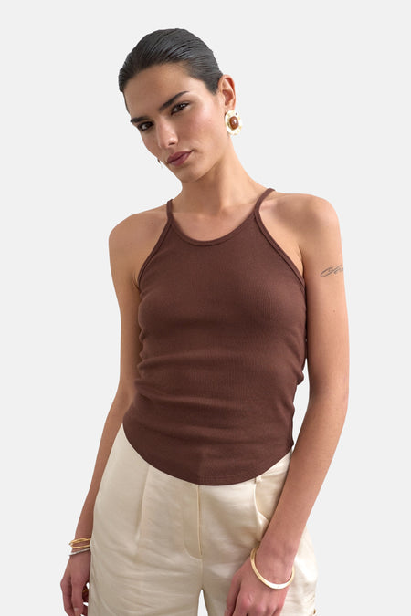 Haut côtelé marron à fines bretelles de TOPSHOP, vu de dos sur un mannequin portant un pantalon clair et des bijoux.