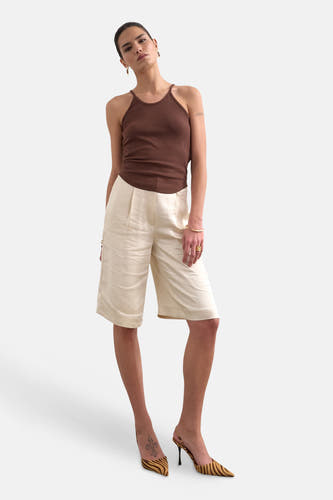 Bruine geribde top met spaghettibandjes van TOPSHOP, gedragen met beige shorts en zebraprint hakken.