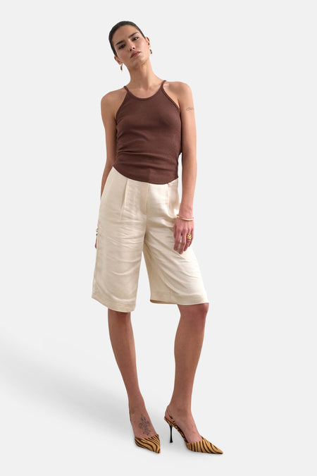 Haut côtelé marron à fines bretelles de TOPSHOP, porté avec un short beige et des talons à imprimé zèbre.