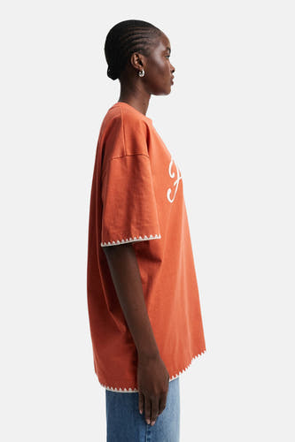 Oranje T-shirt met korte mouwen van TOPSHOP, met wit decoratief randje aan de zoom en mouwen, zijaanzicht.
