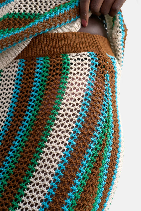 Jupe longue bleue de TOPSHOP, avec des rayures horizontales marron, vertes et écrus, confectionnée en tissu résille.