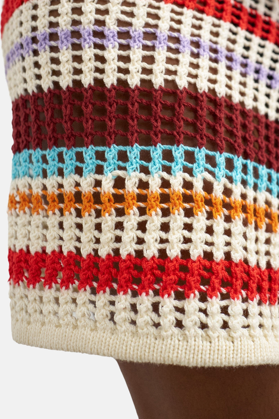 Korte, paarse short van TOPSHOP met gehaakt, gestreept patroon in rood, oranje, blauw en crème.