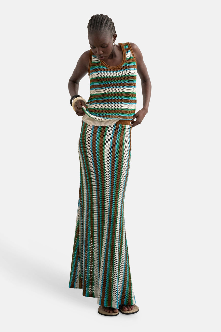 Multikleurige mouwloze top van TOPSHOP, met gestreept gehaakt patroon en bruine randen.