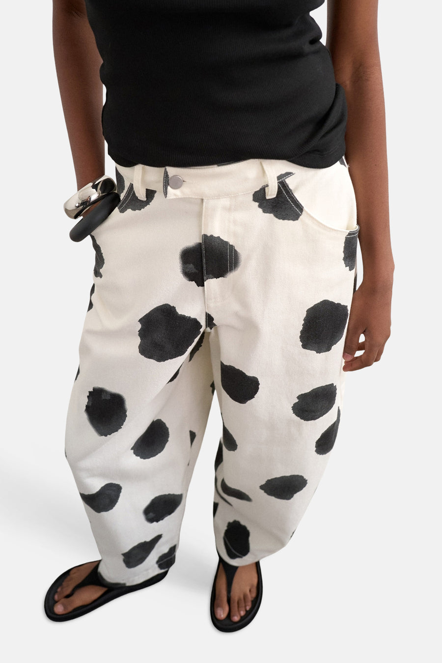 Ecru broek van TOPSHOP, met een opvallend zwart stippenpatroon en relaxte pasvorm.