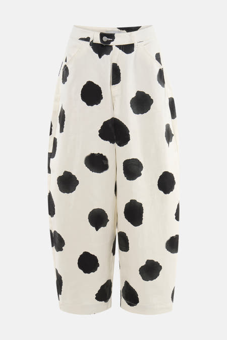 Pantalon écru à pois noirs de TOPSHOP, coupe décontractée à taille haute, fermeture à boutons et poches latérales.