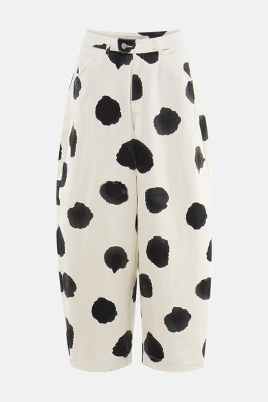 Pantalon écru à pois noirs de TOPSHOP, coupe décontractée à taille haute, fermeture à boutons et poches latérales.