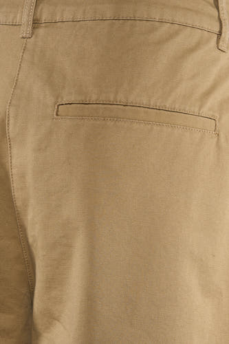 Beige short van TOPSHOP met paspoilzak aan de achterkant en diagonale ribstructuur.