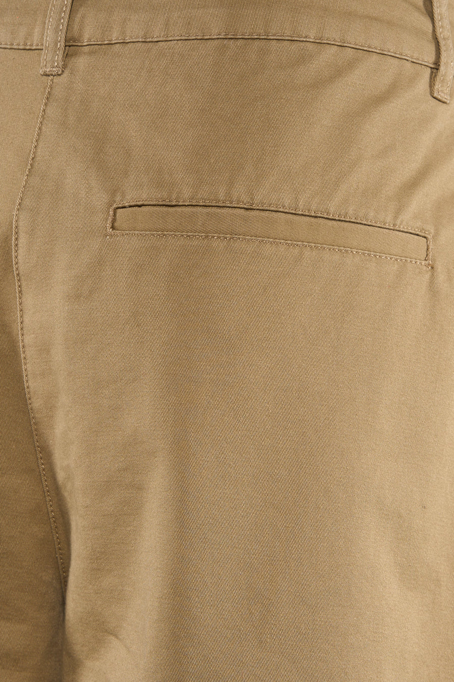 Beige short van TOPSHOP met paspoilzak aan de achterkant en diagonale ribstructuur.